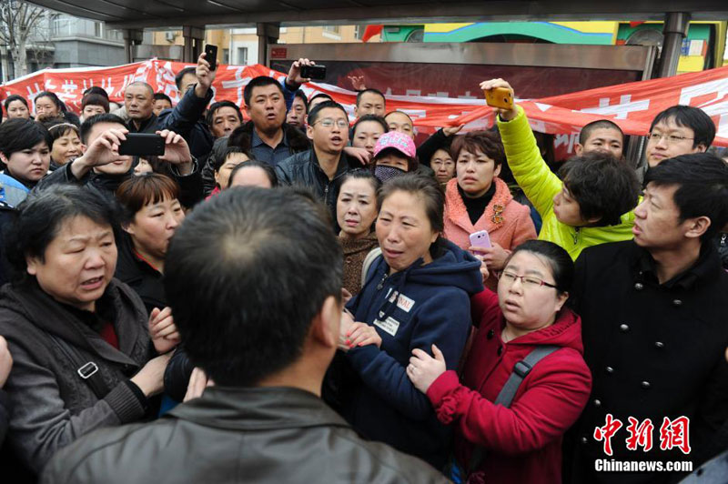 The photo taken on March 17 shows that parents gather outside a kindergarten in northeast China's Jilin Province to ask for an explanation for illegally giving their children antiviral drugs. [Photo/Chinanews.cn]