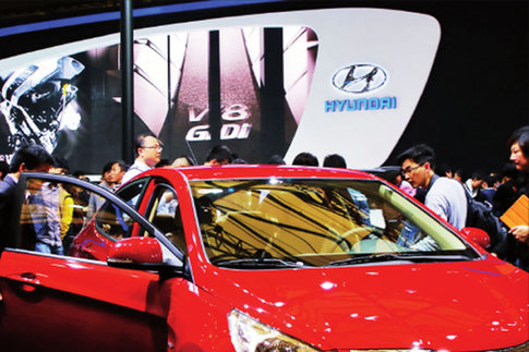 Visitors check out a Hyundai car at the Shanghai Auto Show last year. South Korea surpassed Japan last year to become China's biggest source of imports. [China Daily]