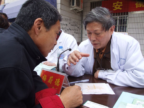 A man consults a cancer expert in Anhui province in this file photo. [Photo/Asianewsphoto]