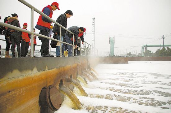 A Jiaxing environmental protection resident inspection group makes a surprise inspection visit to a pollution discharging firm. [File photo]