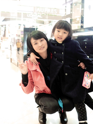 The mother surnamed Gan who took out a lease on the farmland covering a mauntain and her daughter. [Photo/Chongqing Evening Newspaper]