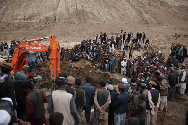 People watch the rescue operations in Badakhshan, Afghanistan, May 3, 2014. A massive landslide hit a village in northern Afghan Badakhshan province on Friday, causing heavy casualties, but the exact number of deaths and injuries remained unknown Saturday as officials here released contradictory numbers. [Photo/Xinhua]