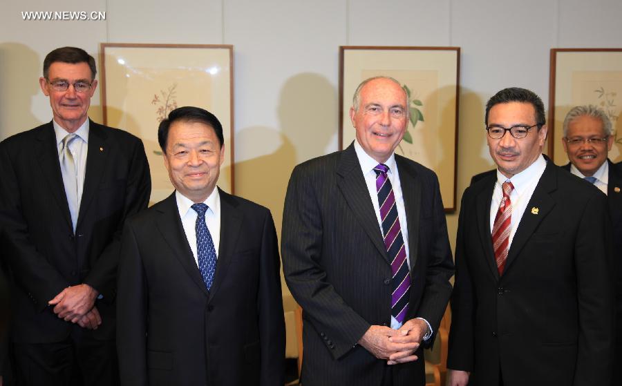 Malaysian Acting Transport Minister Hishammuddin Hussein (1st R Front), Australian Deputy Prime Minister Warren Truss (2nd R Front), Chinese Minister of Transport Yang Chuantang (2nd L) and Chief Coordinator of the Joint Agency Coordination Center Angus Houston (1st L) pose for photos before trilateral talks at the Australian Parliament House in Canberra May 5, 2014.[Photo/Xinhua]