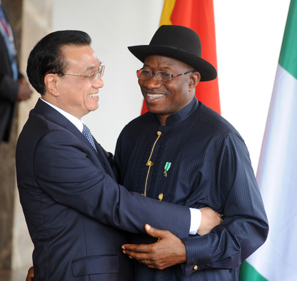 Premier Li Keqiang greets Nigerian President Goodluck Jonathan on his arrival at the presidential villa in Abuja on Wednesday.