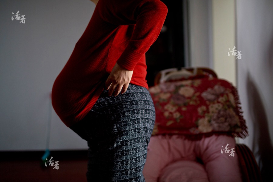 Xing Li returns home from regular prenatal care. [Photo/qq.com]