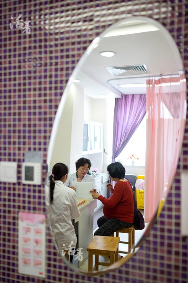 Xing Li visits the doctor for her last appointment for prenatal care on the afternoon of April 24. She gave birth the next day. [Photo/qq.com]