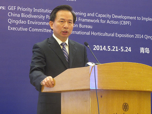 Li Ganjie, vice minister of the Ministry of Environmental Protection, reveals the resluts of ”biological-cards in 10 major rivers of China” on Tuesday in Qingdao. [Jiao Meng / Chinagate.cn]