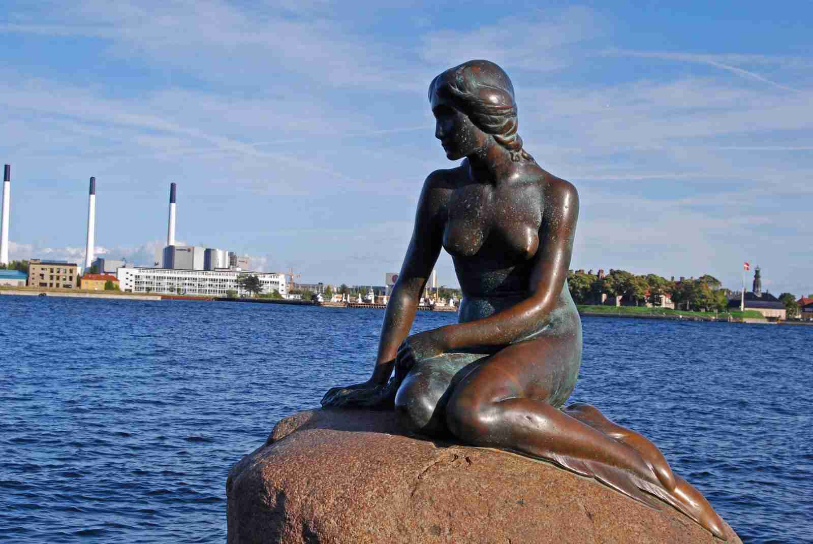 The Little Mermaid gazes at the sea in Copenhagen, the capital of Denmark. The Little Mermaid from Hans Christian Andersen's Fairytales, the author Andersen was born in Denmark. Jan 06, 2013. [Photo/File photo]