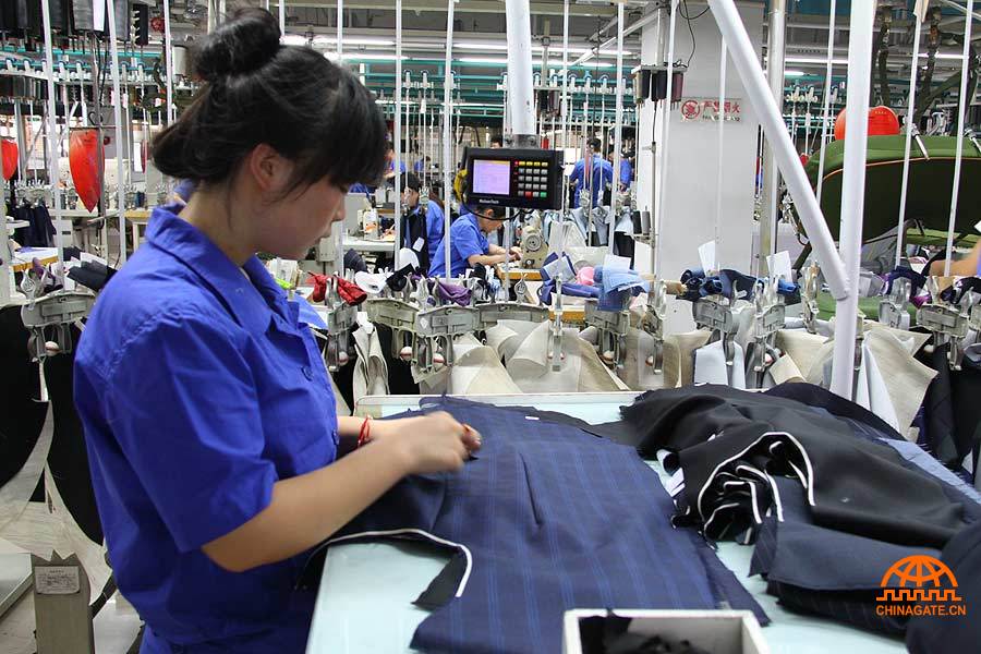 Qingdao Red Collar, a garment firm mainly focused on custom-made formal suits, is applying big data to individual orders. Its business has surged by over 150 percent during the four-month trial operations. [Jiao Meng / Chinagate.cn]
