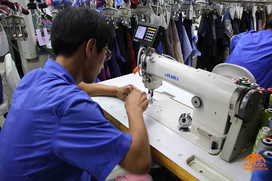  Workers scan the tag by the screen and get instructions throughout the production process. [Jiao Meng / Chinagate.cn]