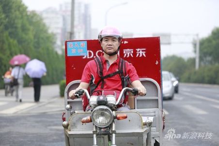 Richard Liu, the founder and CEO of JD.com, deliveres goods on his own on Wednesday to handle a large amount of orders following a June 18 promotion. [sina.com.cn]