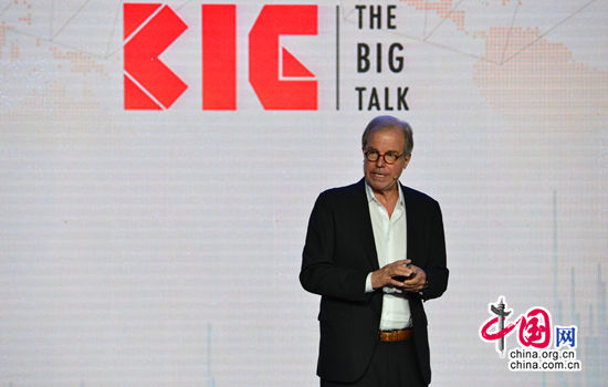 Nicholas Negroponte talks digital tech at Beijing conference.[Photo/China.org.cn]