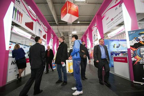 Visitors explore a booth of Chinese IT company at CeBIT Exhibition in Hannover, Germany, on March 11. About 700 companies from China participated in the expo, marking the second most after the hosting country Germany. [Xinhua]