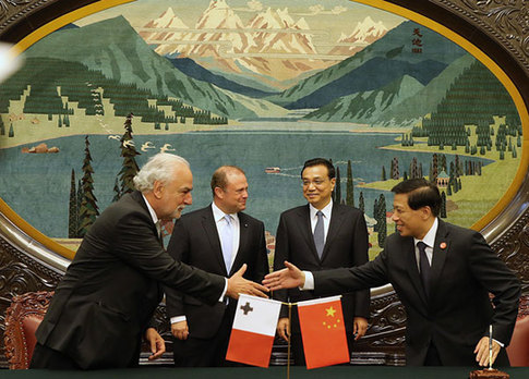 Premier Li Keqiang (center right) and his Maltese counterpart Joseph Muscat witness signing ceremony of a memorandum of understanding on cooperation over the midterm from 2014 to 2019 that was inked by Vice-Minister of Foreign Affairs Zhang Yesui (right) and Maltese Deputy Prime Minister Louis Grech in Beijing on Wednesday. [China Daily] 