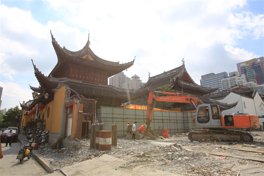 An excavator at work yesterday during preparatory operations for the Jade Buddha Temple renovation. 