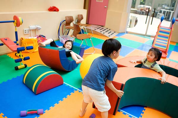 China could consider moving toward integrated early childhood development services for all covering prenatal services to services for 0-3 year olds, 3-6 year olds and even aligning with primary school education, and developing related policies and measures, advises a World Bank report.