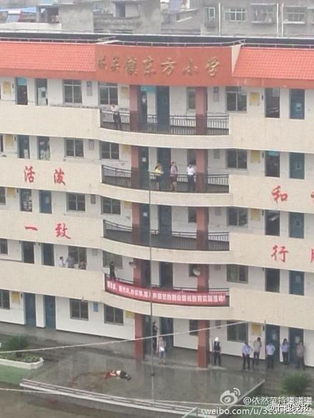 A man jumped off a building after killing three and injuring six others at a primary school in Shiyan, central China's Hubei Province Monday morning, September 1, 2014. [Photo: weibo.com]