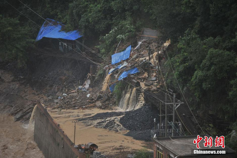 A photo taken on September 1, 2014 shows the scene of a landslide in Yunyang County, southwest China's Chongqing Municipality. [Photo: Chinanews.com]