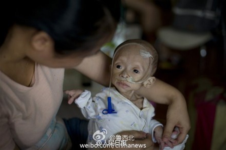 Baby Yuanyuan in the arms of her mother.