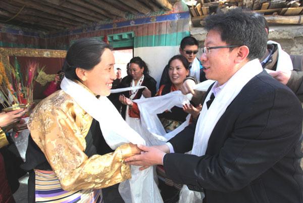 Ma Xinming greets Tibetan people during the Tibetan New Year in 2014. Provided to China Daily 