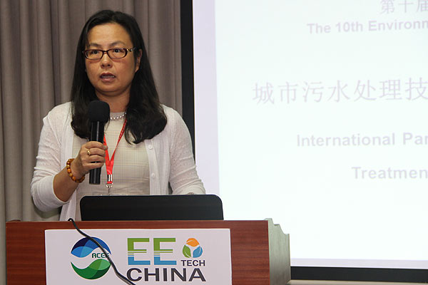 Dr. Jiang Nanqing, senior official of UNEP, delivers an opening speech of International Forum on City Wastewater Technology Transfer. [Jiao Meng / Chinagate.cn]