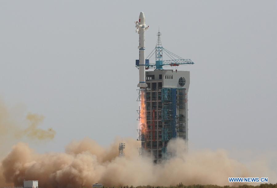 A Long March-2C carrier rocket carrying the Shijian-11-07 experimental satellite flies into the sky at the Jiuquan Satellite Launch Center in Jiuquan, northwest China's Gansu Province, Sept. 28, 2014.  [Photo: Xinhua] 
