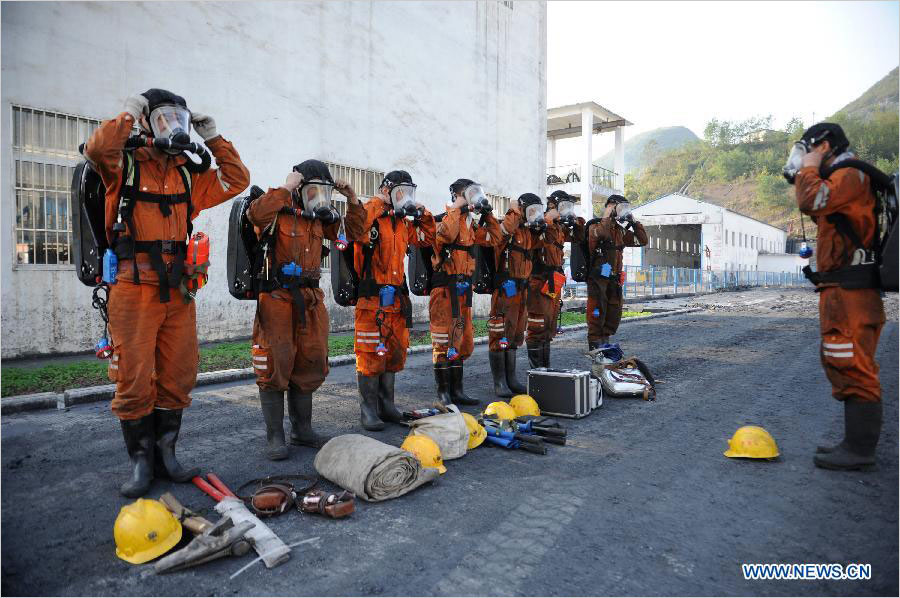 Rescuers prepare to go down to the mine pit after a gas outburst in Qianxi County, southwest China's Guizhou Province, Oct. 7, 2014. [Photo: Xinhua/Tao Liang]