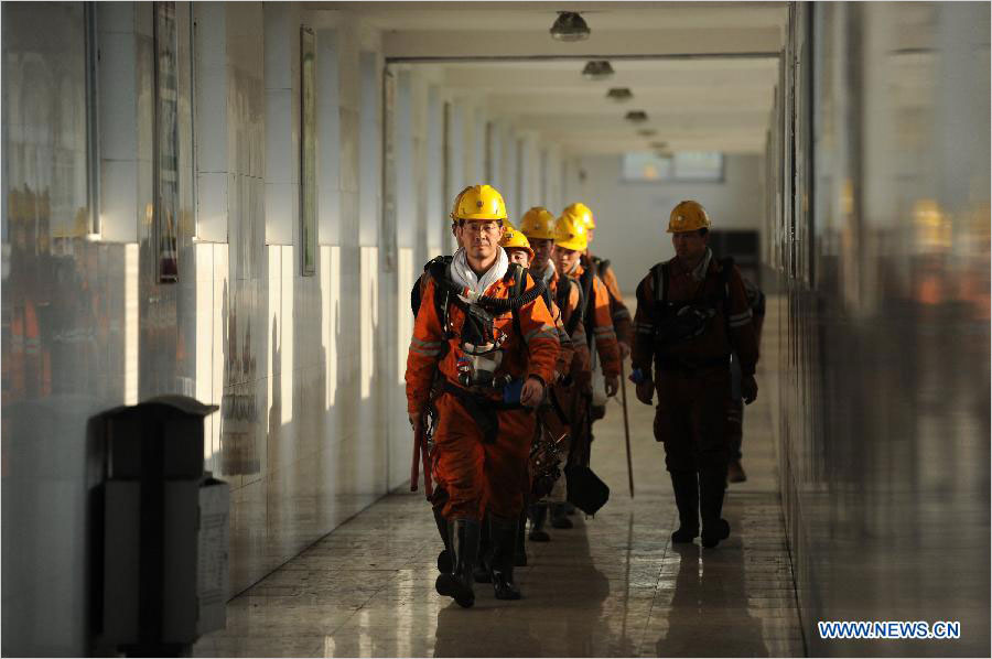 Rescuers prepare to go down to the mine pit after a gas outburst in Qianxi County, southwest China&apos;s Guizhou Province, Oct. 7, 2014.[Photo/Xinhua]