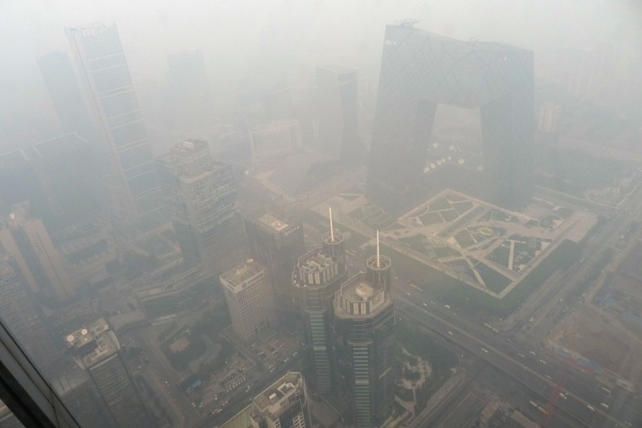 Due to the weather, pollution is predicted to remain heavy in Beijing until Saturday, said the Beijing heavy air pollution response office. Earlier on Wednesday, the Beijing Meteorological Observatory issued a yellow alert for smog. 