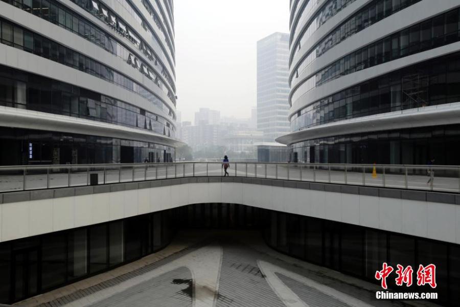 Due to the weather, pollution is predicted to remain heavy in Beijing until Saturday, said the Beijing heavy air pollution response office. Earlier on Wednesday, the Beijing Meteorological Observatory issued a yellow alert for smog. 