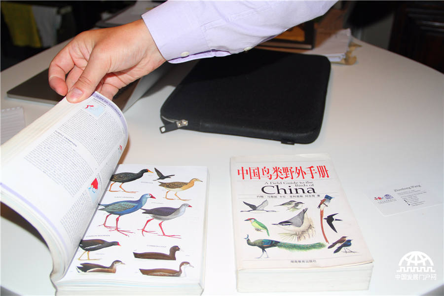 Birds of East Asia and A Field Guide to the Birds of China are always important reference books for Terry’s birdwatching.