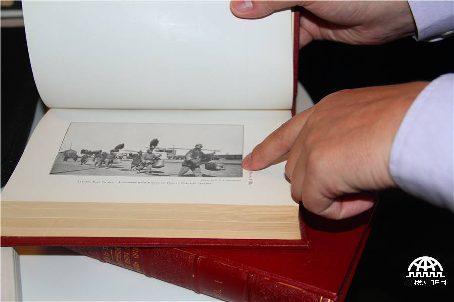 Terry picks up a set of books published in 1930 introducing Chinese birds. He said with mixed feelings, 'I registered in lots of British bookstores to purchase this set of books, and after several years of waiting I finally got it.' Photo by Wang Zhenhong.