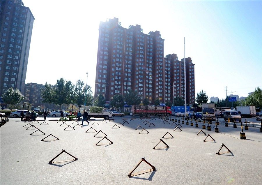 Parking space locks cover open space in front of a community in Changchun, a city in northeast China’s Jilin Province. Long plagued by the noise of the “dancing squad” at the square, residents in the community have installed the locks in a bid for a more peaceful existence. — Xinhua