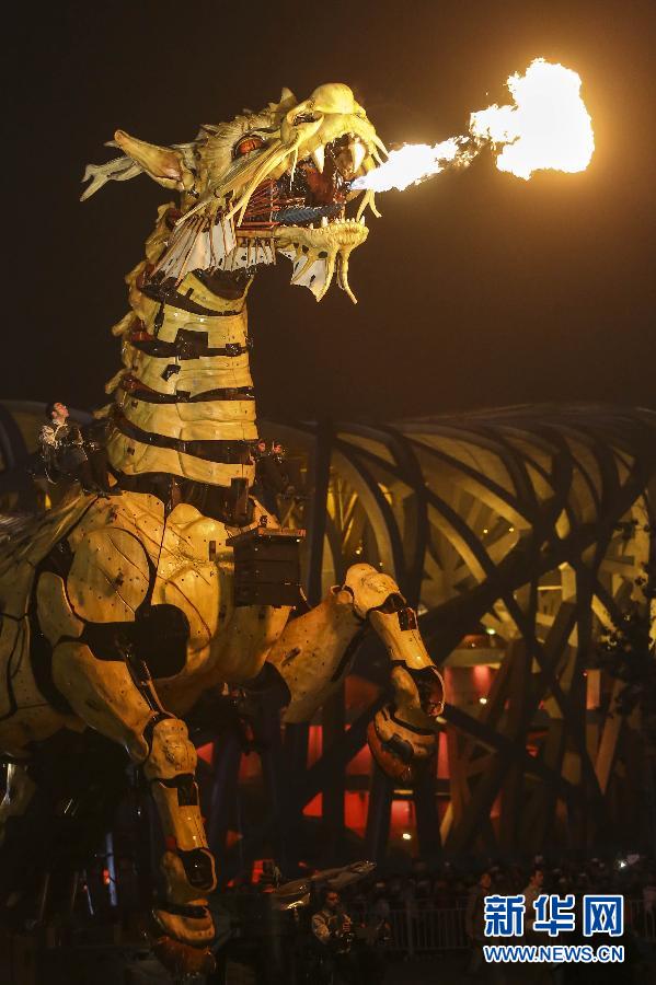  Tourists to Beijing's Bird's Nest stadium have been greatly entertained by the once-daily performance 'Long Ma' that featurs a 15-meter tall mechanized dragon horse and a machine spider. The performance, which combines Chinese culture and French art, is part of celebrations for the 50th anniversary of the Sino-French ties. It will last until Sunday. [Photo/Xinhua] 