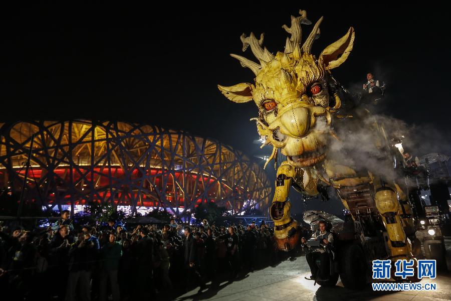  Tourists to Beijing's Bird's Nest stadium have been greatly entertained by the once-daily performance 'Long Ma' that featurs a 15-meter tall mechanized dragon horse and a machine spider. The performance, which combines Chinese culture and French art, is part of celebrations for the 50th anniversary of the Sino-French ties. It will last until Sunday. [Photo/Xinhua] 