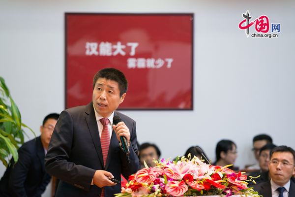 Dai Mingfang, vice chairman and CEO of Hanergy Power, one of Hanergy Holding&apos;s subsidiaries, introduces Hanergy&apos;s BIPV projects on Monday, Oct. 27, 2014 in Beijing. [Photo by Chen Boyuan / China.org.cn]