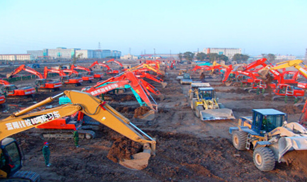 Students at Lanxiang Vocational School learn to operate an excavator. [File photo] 