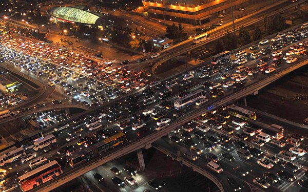 Traffic gridlock in Beijing's Central Business District. The rapid rise in the number of vehicles on the roads has resulted in congestion becoming a major problem in China's modern cities.[Photo/Xinhua] 