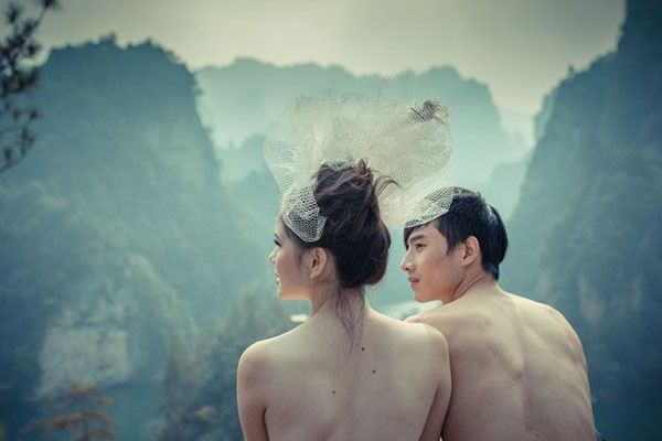 The wedding photo of the bride with only a wedding veil next to the groom. [Photo/bbs.rednet.cn] 