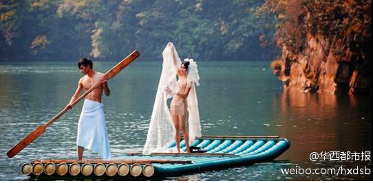 The wedding photo of the bride with only a wedding veil next to the groom. [Photo/bbs.rednet.cn]