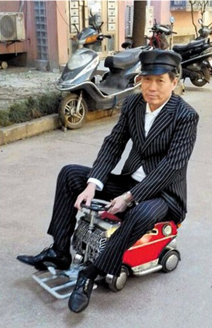 Xu Zhiyun enjoys a ride on his motorized mini car in his community in Baoshan District yesterday. 
