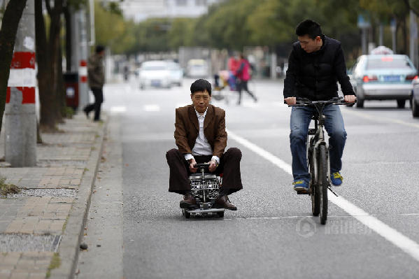 Xu Zhiyun enjoys a ride on his motorized mini car in his community in Baoshan District.