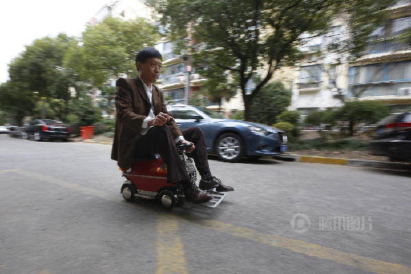 Xu Zhiyun enjoys a ride on his motorized mini car in his community in Baoshan District.