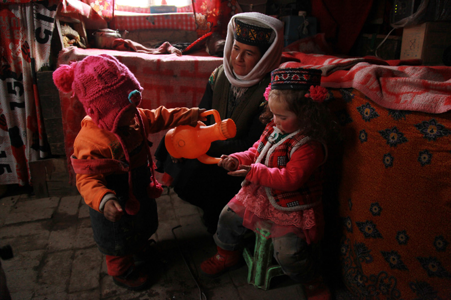 Gulaxiami&apos;s younger sister washes her hands during a game at home. [Photo by Wang Lie/chinadaily.com.cn]