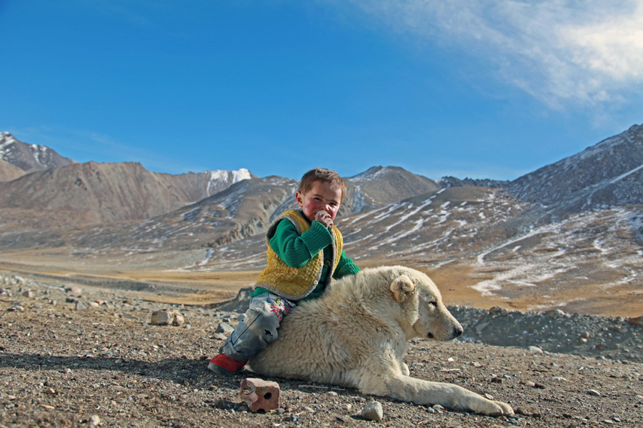 Gulaxiami spends most of her time with a shepherd dog. The dog is her best friend. [Photo by Wang Lie/chinadaily.com.cn]