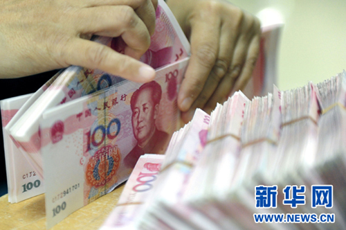 The Renminbi will experience 'normal fluctuations' in 2015. [Xinhua file photo]