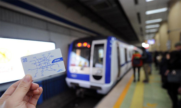 A train approaches the Jianguomen Station of the metro in Beijing, Dec 27, 2014. [Photo/Xinhua]