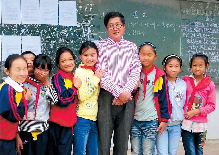 Zhang Zhiyong with some of the Yunnan students he has helped. 