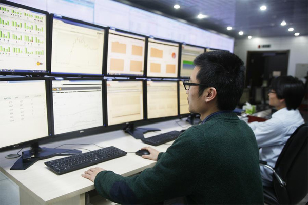  A staff member works at the monitoring center for online ticketing system at China Academy of Railway Science in Beijing, Dec 21, 2014. [Photo/Xinhua]