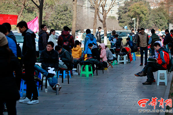 Students queue to get a seat in study rooms in a university. [Photo/hsw.cn]